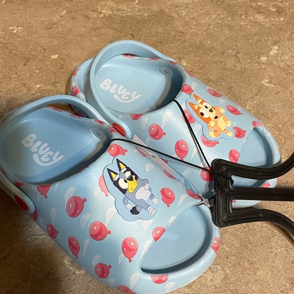 Bluey Kids Clogs Size 11/12 with Cartoon Characters (New) - Picture 7 of 7